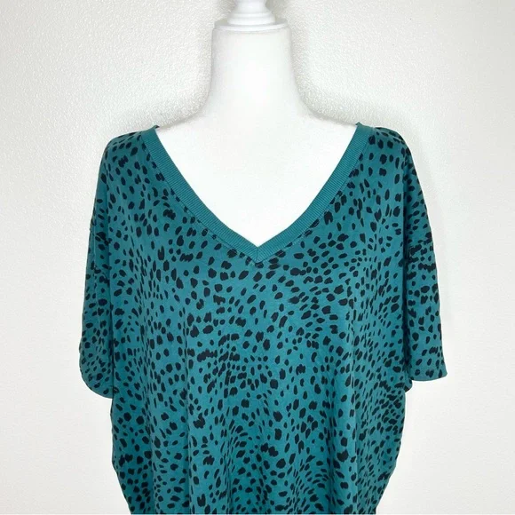 TORRID Herritage Womens Green Dotted V-Neck Short Sleeve T-Shirt Plus Size 3/ 3X - Picture 2 of 10